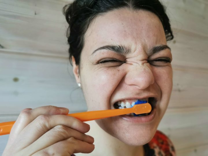 Irvistävä hampaiden pesu, jossa harjan harjakset menevät ruttuun.